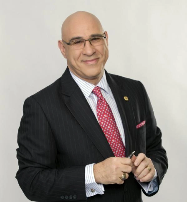 Cine este Niels Schnecker: viața, cetățeniile și rolul său în spațiul public