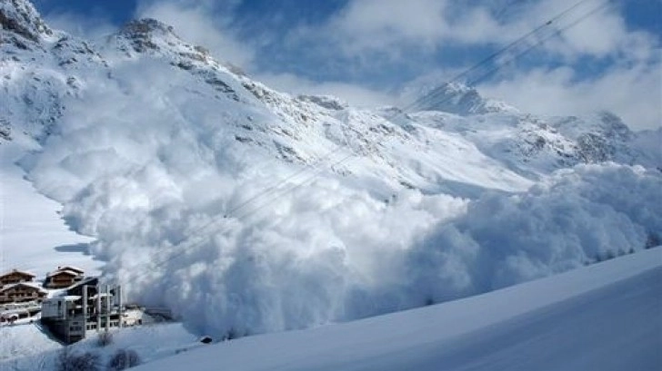 Avertisment dur în Munții Brașovului: Risc de avalanșă peste 1800 m! Salvamontiștii cer turiștilor să rămână în zonele sigure