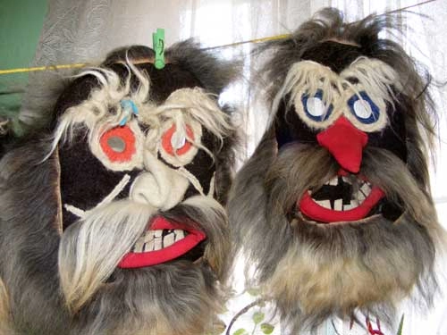 Expoziţie românească la Castelul Vsetin: Tradiţia măştilor româneşti prezentată publicului ceh