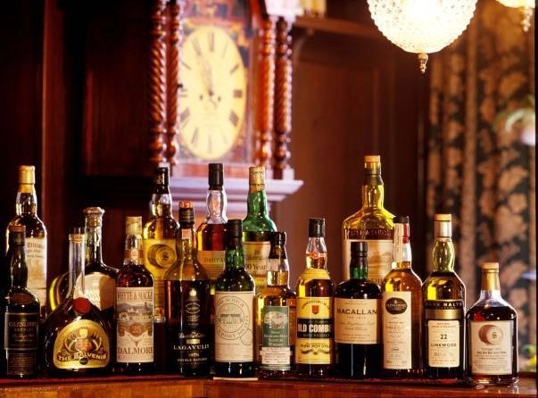 Românii beau mai puține vinuri și sucuri, dar puțin mai multă bere (INS)