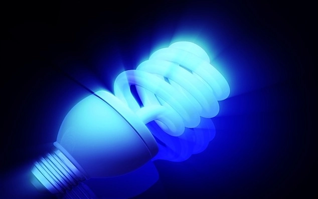 Lumina albastră influențează creierul adulților tineri, dar nu și pe cel al adolescenților