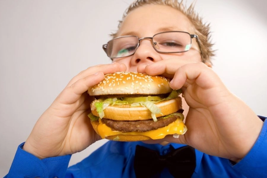 Studiu: Gestionarea stresului părinților poate preveni obezitatea la copii