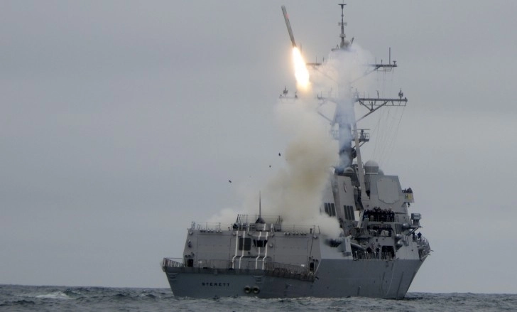 VIDEO „Lovitură puternică": Iranul atacă un distrugător american cu rachete balistice în Oceanul Indian / Partea americană nu a comentat presupusul atac