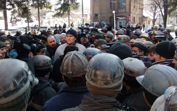 Sute de mineri au ieșit în marș la Târgu Jiu, paralizând traficul pe mai multe străzi