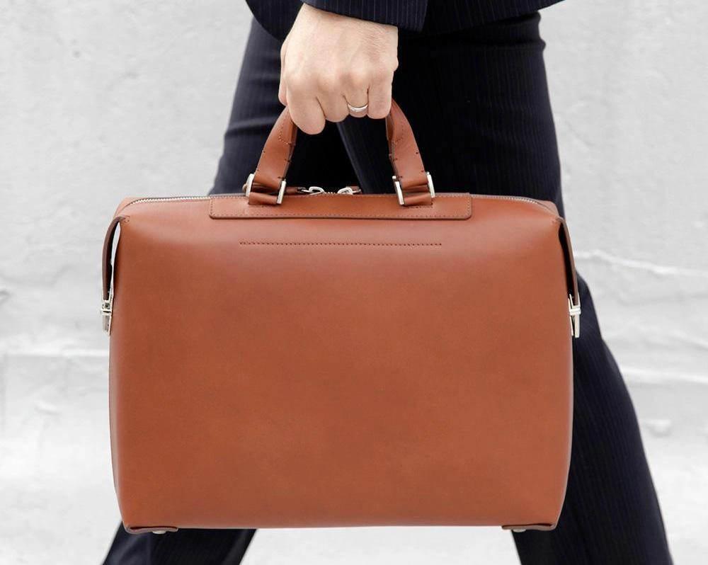 Geanta originală creată pentru actriţa Jane Birkin, cumpărată cu 8,6 milioane de euro, prezentată la Tokyo