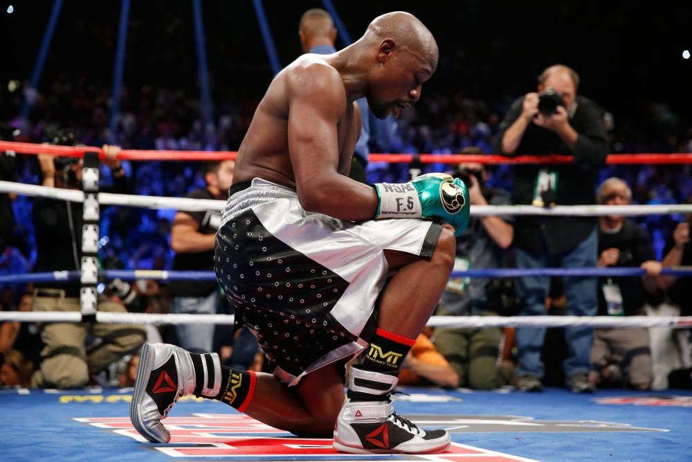 Floyd Mayweather a decis să urce în ring cu un luptător de kickboxing grec înainte de revanşa cu Pacquiao