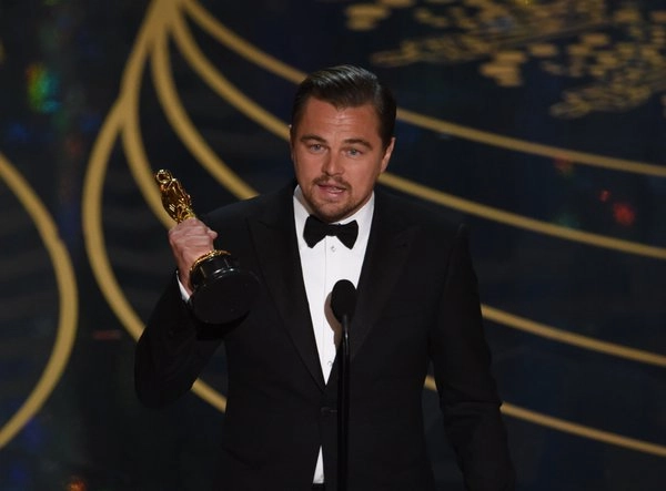 VIDEO Leonardo DiCaprio a făcut senzație cu mimici teatrale la Golden Globes. Adevărul din spatele clipului viral