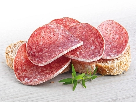 Baconul și șunca, sub semnul întrebării: conservanții folosiți ar fi responsabili pentru 54.000 de cazuri de cancer în Marea Britanie