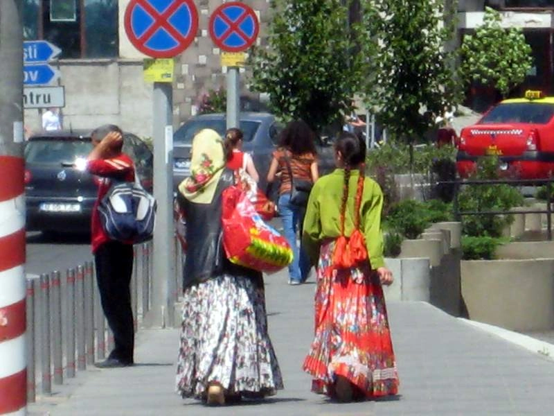 Romii şi nomazii din UE au mai multe locuri de muncă decât în trecut, însă discriminarea persistă (FRA)