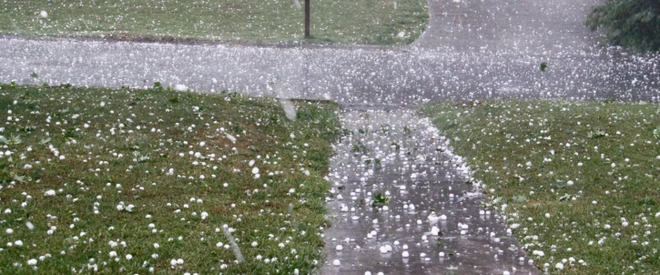 Clipe de coșmar pe șosea: O familie cu trei copii, la un pas de tragedie din cauza grindinei