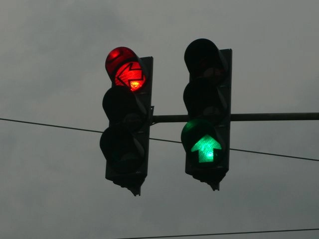 Două maşini oprite la semafor au fost avariate după ce peretele unei clădiri dezafectate s-a prăbuşit, în Giurgiu