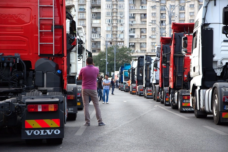 Transportatorii ar putea beneficia din nou de restituirea parţială a accizei la motorină (proiect)