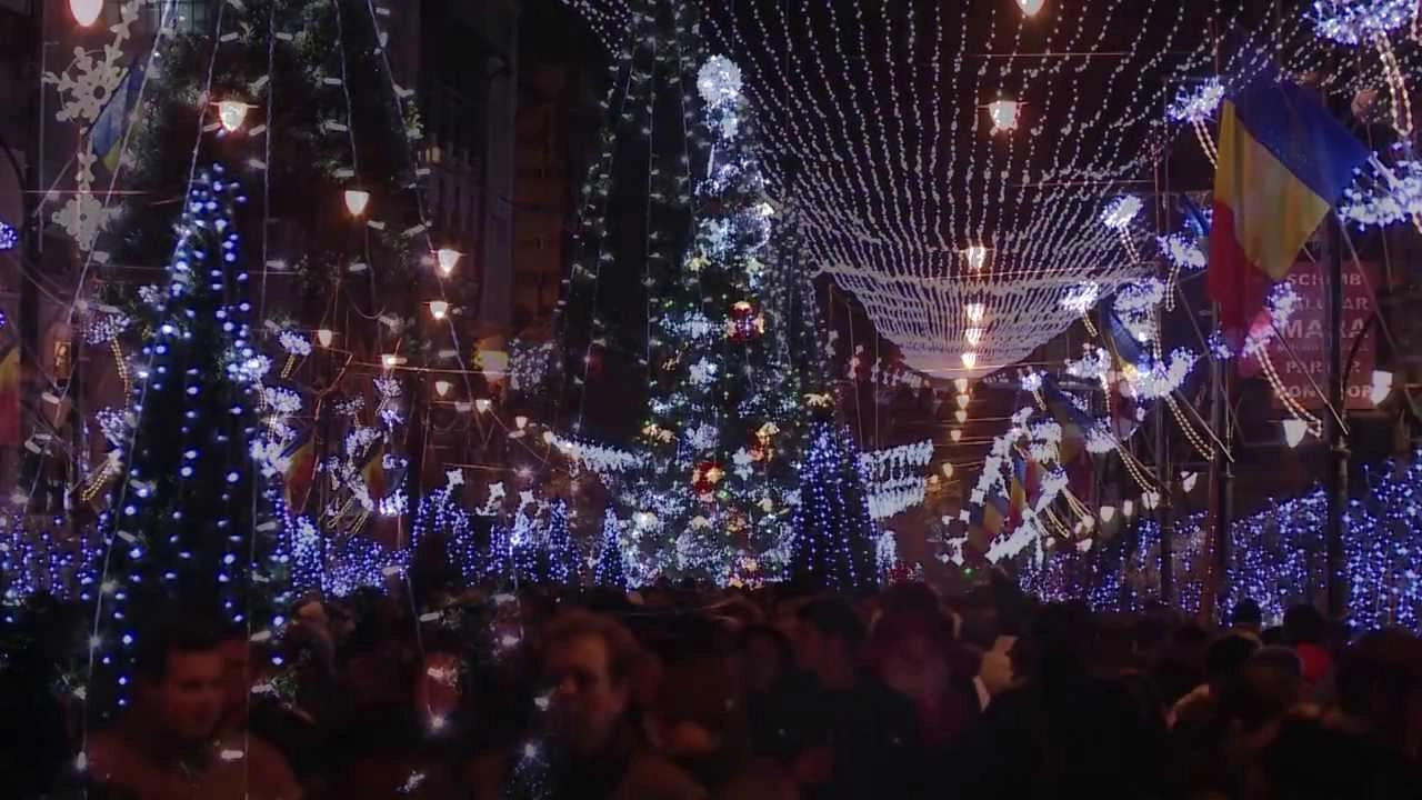 Sute de persoane au asistat la aprinderea iluminatului festiv. A fost deschis şi Târgul de Crăciun din centrul oraşului
