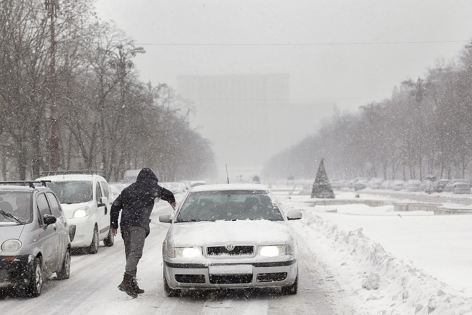 Traficul rămâne închis pe DJ 213 Chirana- limită cu judeţul Brăila. DN 21A a fost redeschis circulaţiei