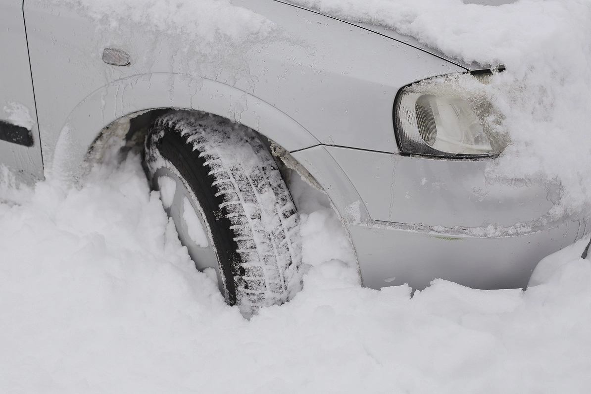 Circulație în condiții de iarnă pe toate drumurile din Botoșani: drumarii acționează cu mai multe utilaje de deszăpezire