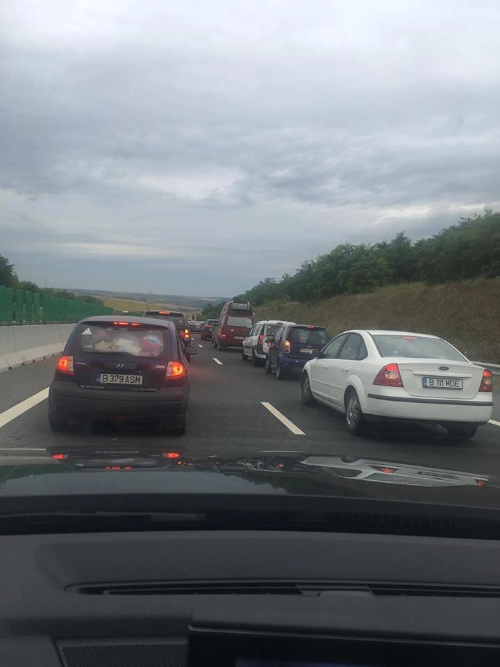 Coloană de 11 kilometri pe A1, din cauza numărului mare de autovehicule care intră în țară