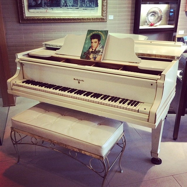 Escrocherie de proporții 'regale': Graceland, casa lui Elvis – Regele Rock’n’Roll-ului, furată și scoasă la licitație de o uzurpatoare