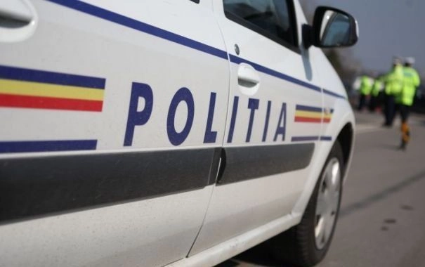 Doi agenţi de poliţie, transportaţi la spital după ce autospeciala a fost acroşată de un autoturism pe DN 5