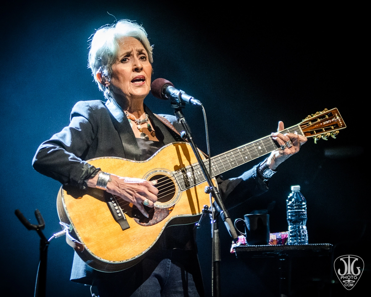 Joan Baez, legenda folk, se întoarce în studio pe fondul criticilor la adresa lui Trump