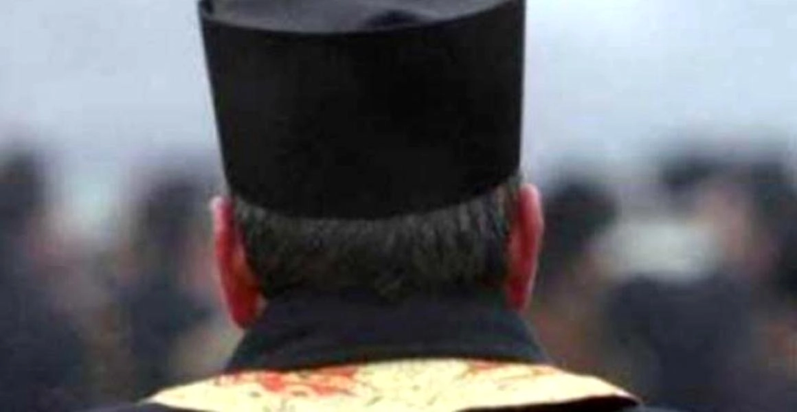 Caz de înșelăciune cu sute de euro: fals preot a păcălit o bătrănă în schimbul unor oale