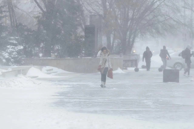 Iarna lovește în România: ANM emite coduri portocaliu și galben de ninsori. Zăpada ajunge la 30 cm, viscol puternic la munte