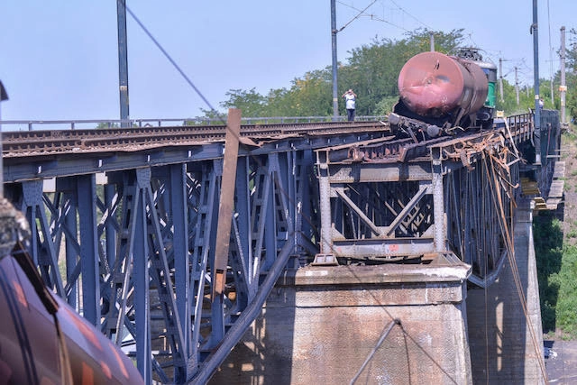 Apele Române, despre podul rupt în Călăraşi: Trecere neautorizată, existentă încă dinainte de 1989 şi utilizată pentru traversarea râului pe perioada debitelor mici - În întreaga zonă s-au înregistrat precipitaţii extreme, care au generat viituri