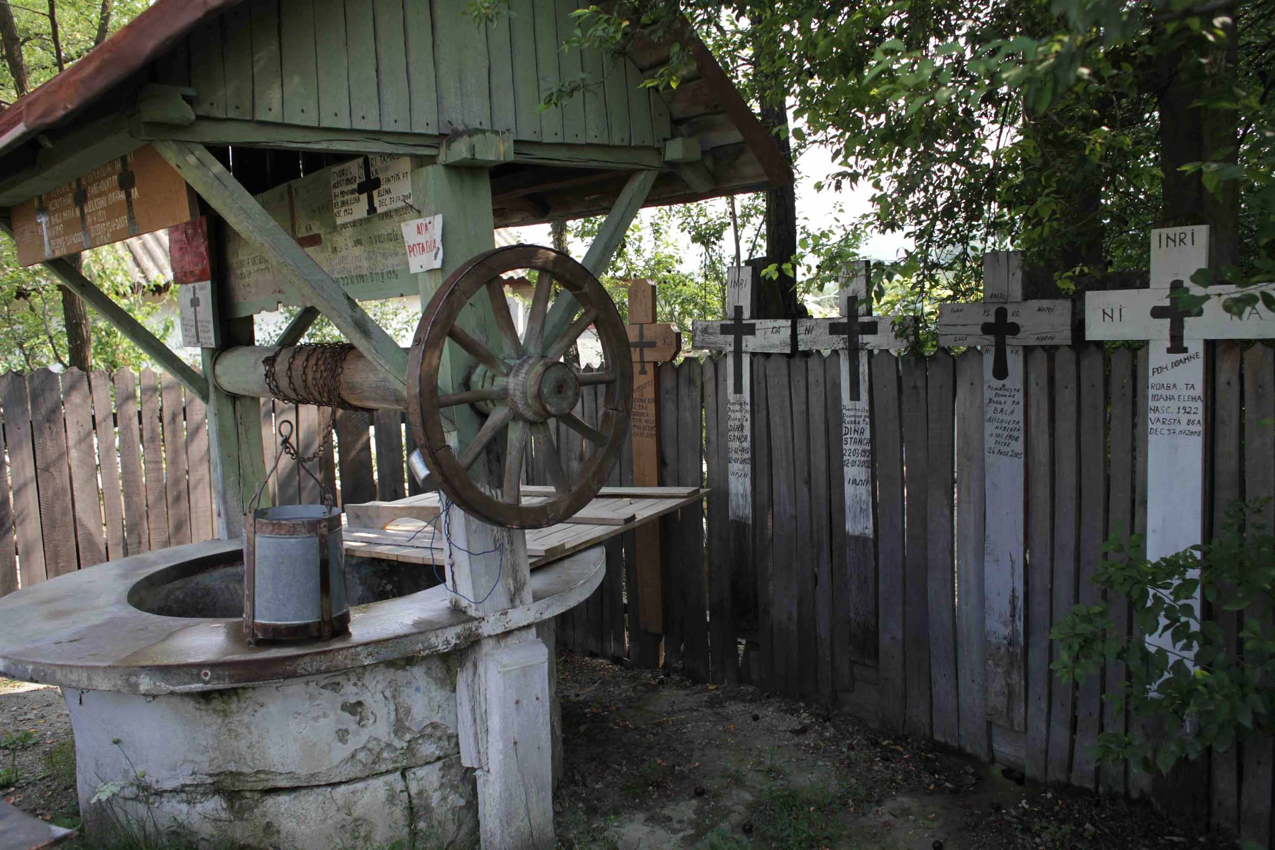 Un bărbat a murit după ce a căzut într-o fântână adâncă de zece metri