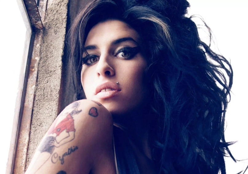 Două prietene ale cântăreţei Amy Winehouse, acuzate că l-au nedreptăţit pe tatăl artistei