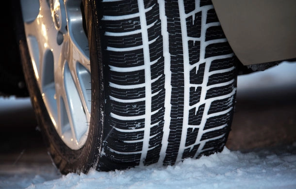Sub ce temperatură anvelopele de iarnă devin necesare - riscuri și amenzi pentru șoferii care nu își echipează mașina