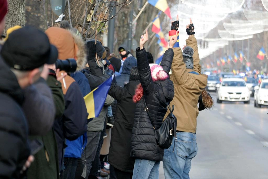 Huiduieli, duminică, la depunerea de coroane la Alba Iulia. O parte a publicului a huiduit când a fost depusă corona din partea preşedintelui Nicuşor Dan