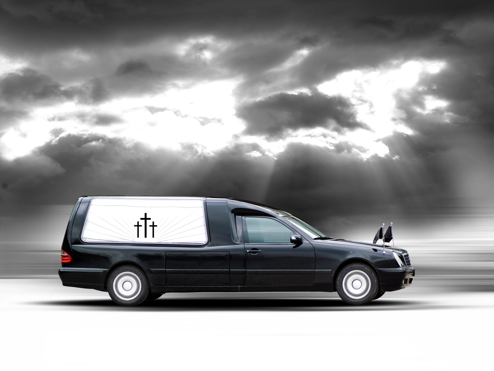 Cu mortul la bord și 146 km/h: Șoferul dricului era drogat iar însoțitorul din dreapta beat criță