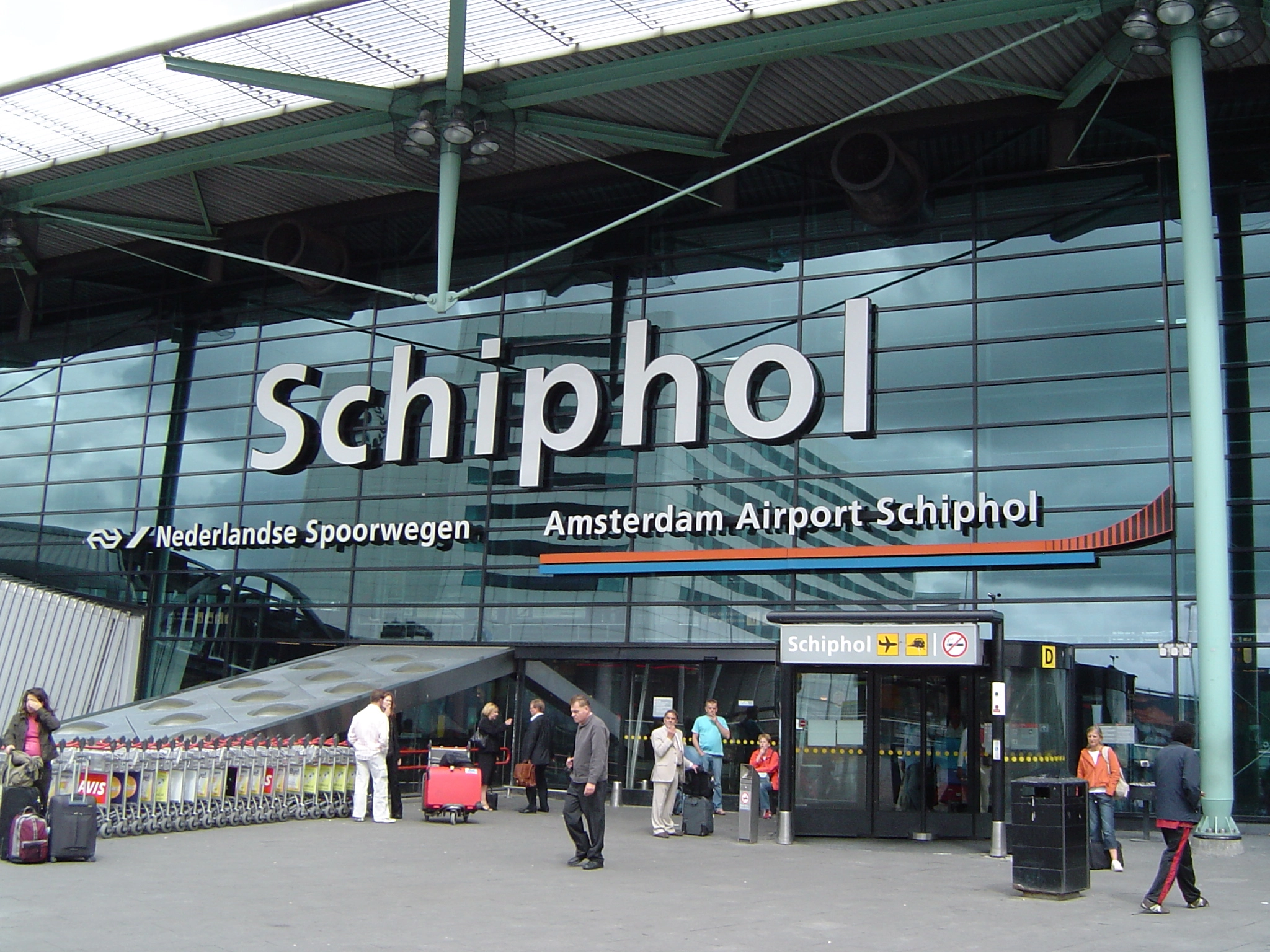 VIDEO Iarnă severă la Amsterdam - Aeroportul Schiphol a anulat sute de zboruri