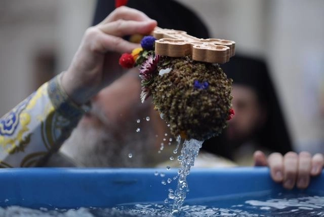 Apa de Bobotează, adusă simbolic de la şapte izvoare de salvamontiştii din Straja