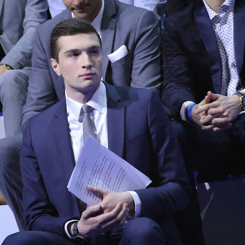 Jordan Bardella, ”agresat” în timp ce dădea dedicaţii pe cartea sa ”Ce que veulent les Français” la Moissac - Un septuagenar i-a zdrobit un ou pe cap. Bărbatul, reţinut