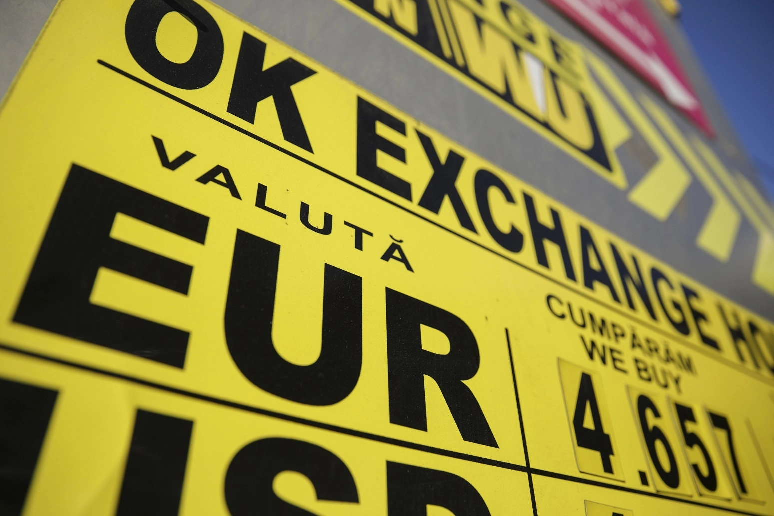 Leul s-a apreciat, marţi, în raport cu principalele valute în scădere cu 0,17 bani