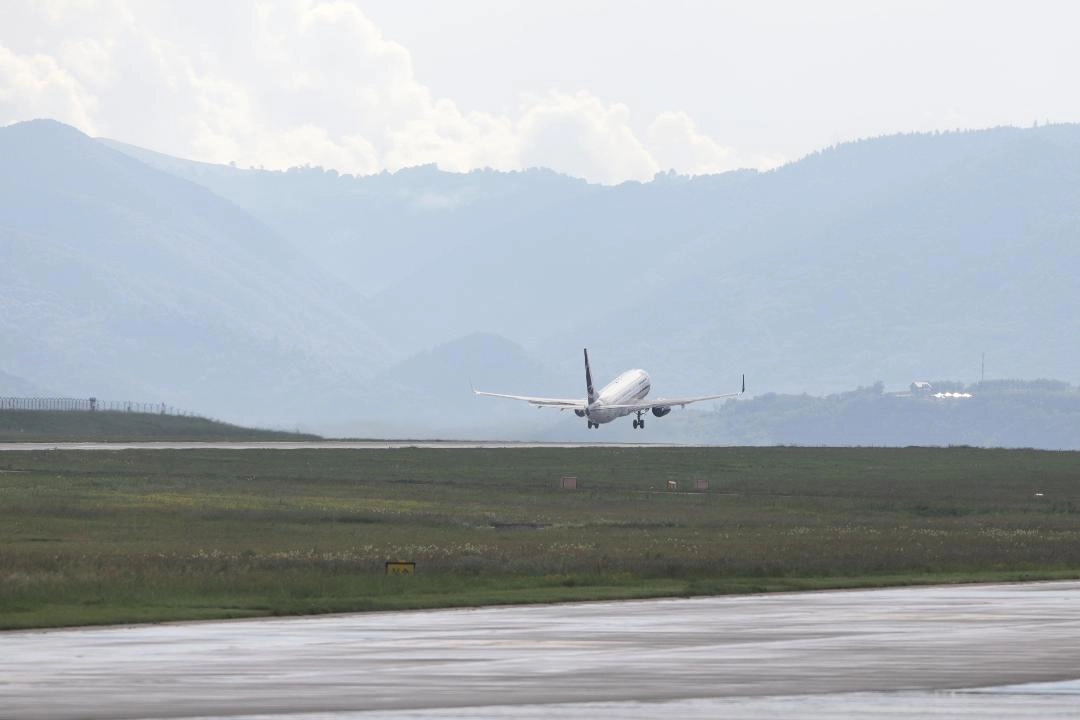 Scenă revoltătoare pe un aeroport din Europa: zeci de pasageri, abandonaţi într-o scară de acces - 'Eram ca nişte animale în cuşcă'