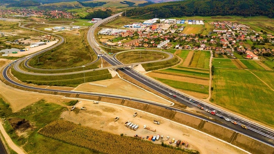 Pericol de explozie pe autostrada A3: șoferul unei cisterne cu GPL s-a răsturnat și a rupt parapetul