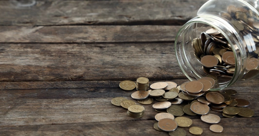 Cum economisesc românii în funcție de vârstă: conflicte între generații, dar și dorința de a învăța unii de la alții – concluziile unui studiu despre bani