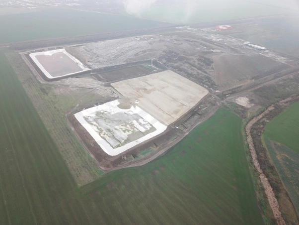 Un mega-proiect energetic prinde viață din gunoi: se ridică cel mai mare parc solar construit pe o groapă de gunoi din România