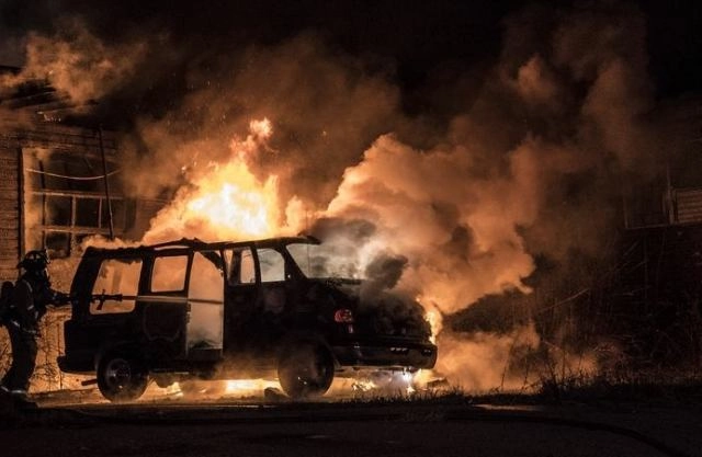 Incendiu violent într-o parcare: Trei autoturisme, avariate de flăcări