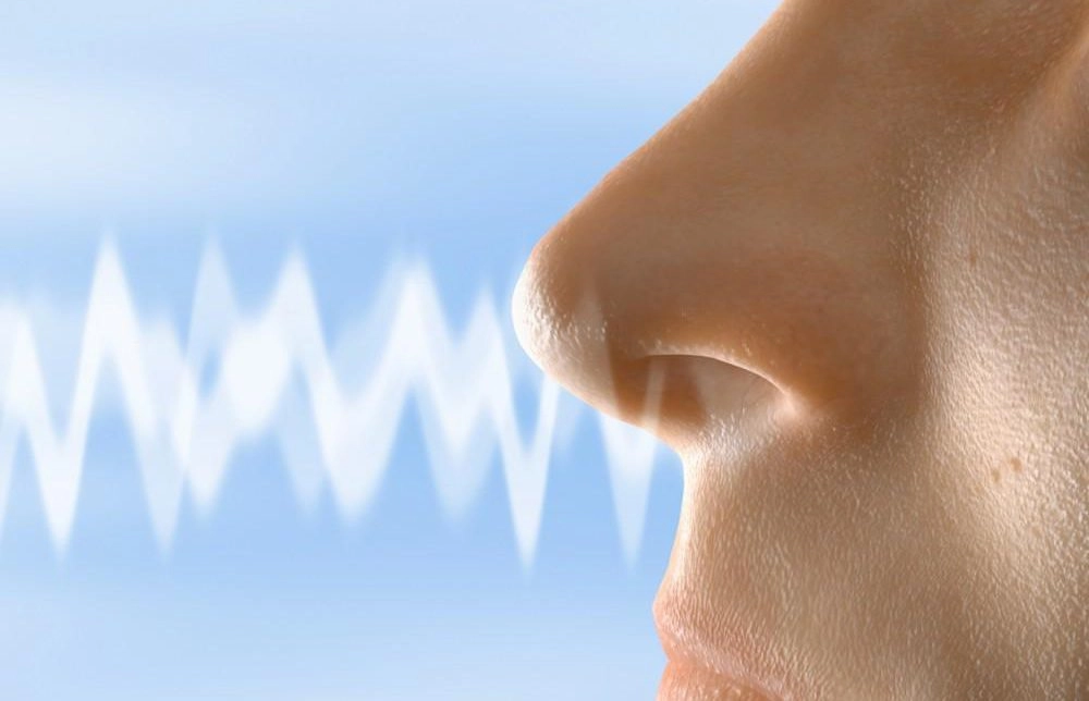 Pierderea mirosului nu este mereu semn de răceală sau COVID: Boala care debutează cu acest simptom