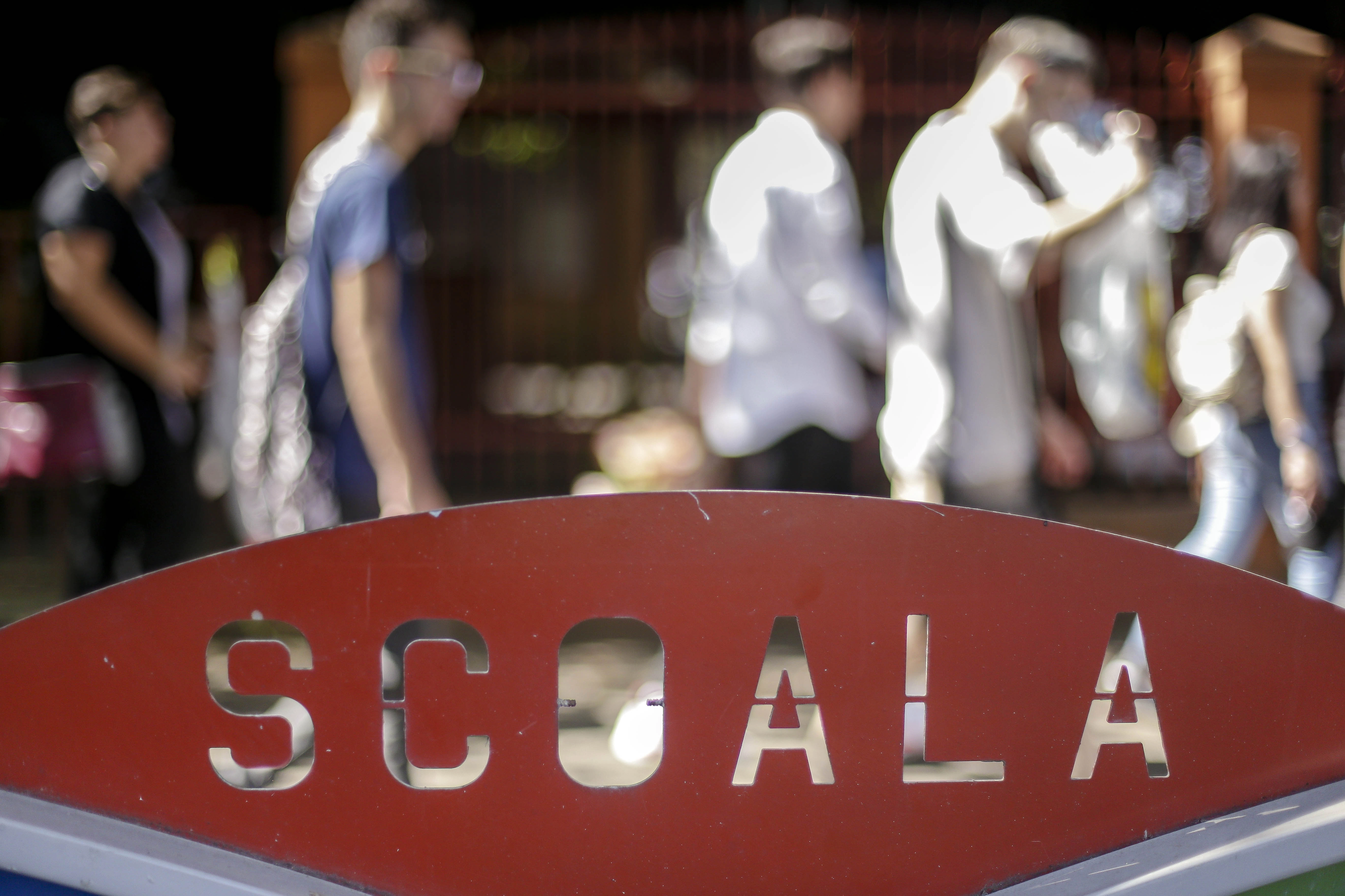 Scandal la un liceu din România: camere video la baia fetelor după reclamaţii privind elevii fumători