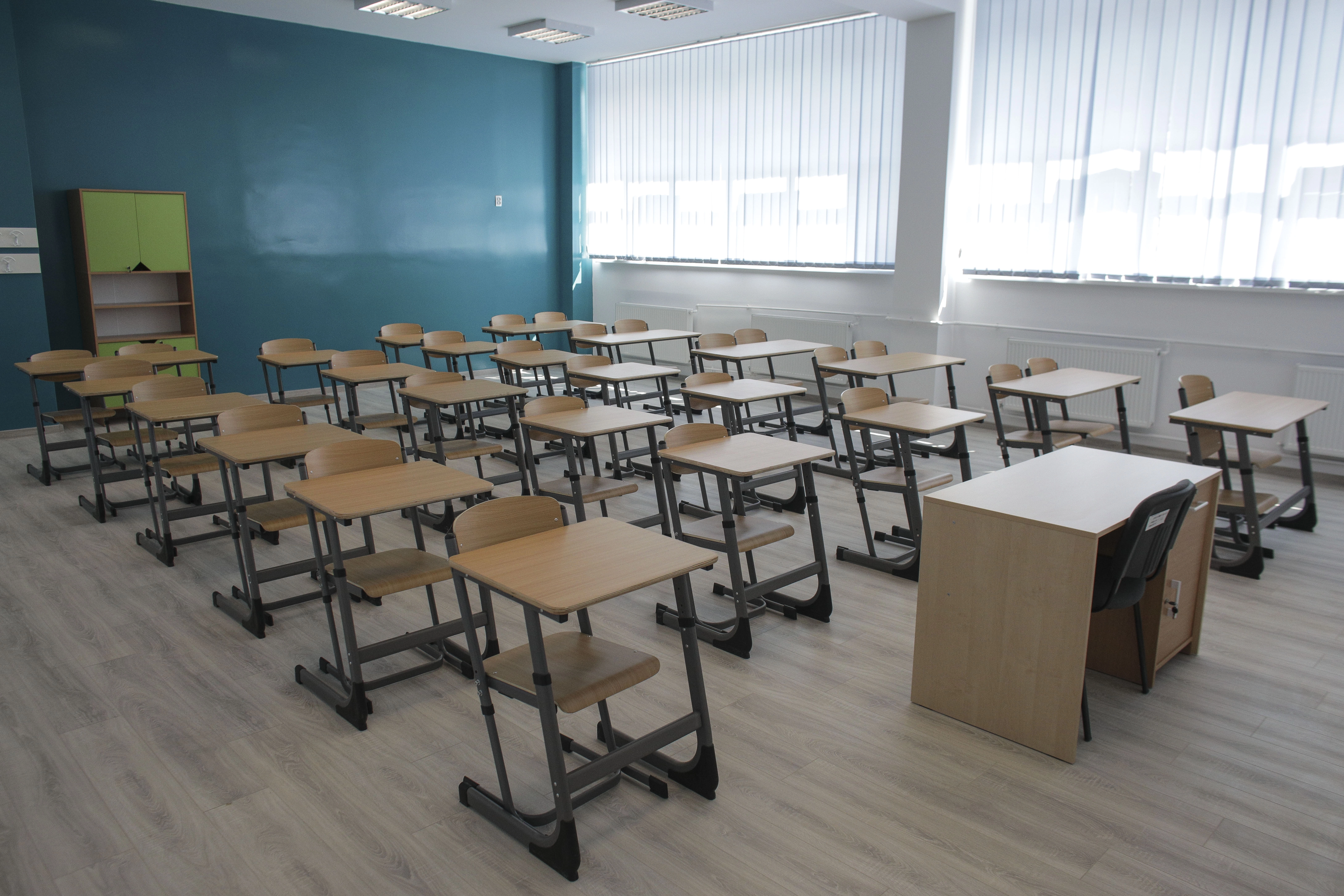 Cursurile şcolare, suspendate joi după-amiază în judeţul Giurgiu, din cauza poleiului