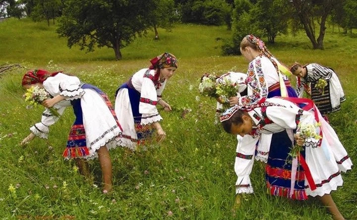 "Redescoperă tradiţiile româneşti" - expoziţie de fotografie, în foaierul Senatului