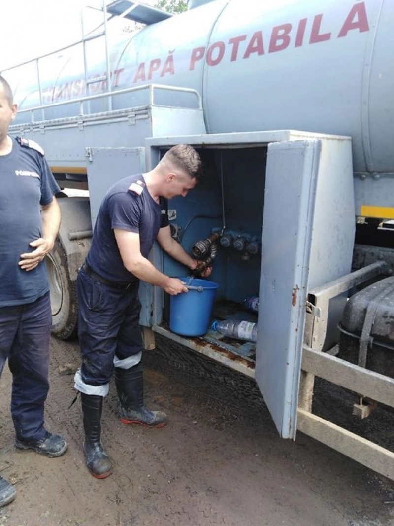 Pompierii continuă să distribuie apă menajeră şi baxuri cu apă potabilă populaţiei afectate de lipsa apei, în judeţele Prahova şi Dâmboviţa