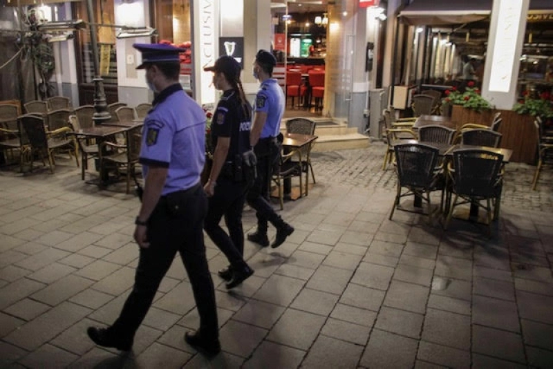 Scandal cu cuțite pe terasa unui restaurant, oprit în final de un foc de armă