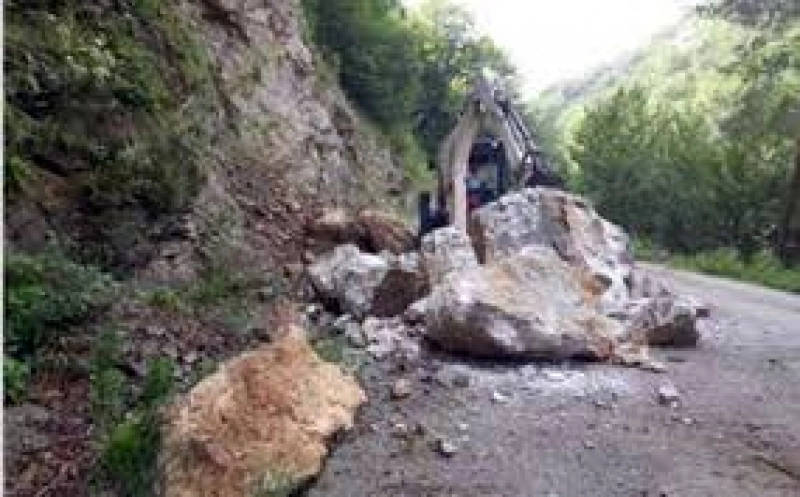 Trafic îngreunat pe DJ 186 după ce un bolovan de mari dimensiuni a ajuns pe carosabil