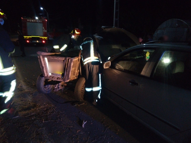 Accident grav: Două persoane - în comă, alte trei - rănite, după ce o căruță a fost lovită de o autoutilitară