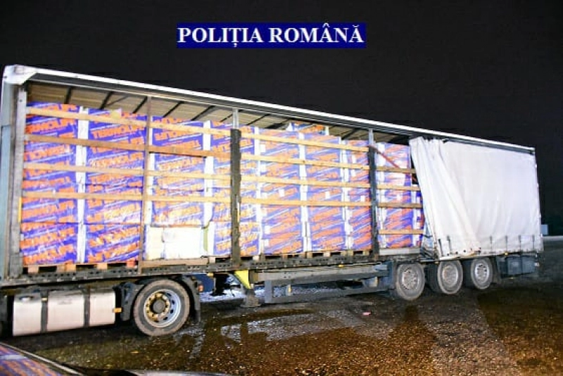 Captură de zile mari: Pachete de țigări, în valoare de jumătate de milion de lei, ascunse într-un camion