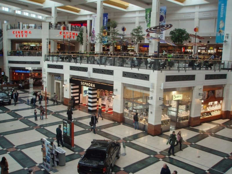 Centrele comerciale din afara Capitalei și birourile din București, cele mai căutate active imobiliare în 2025